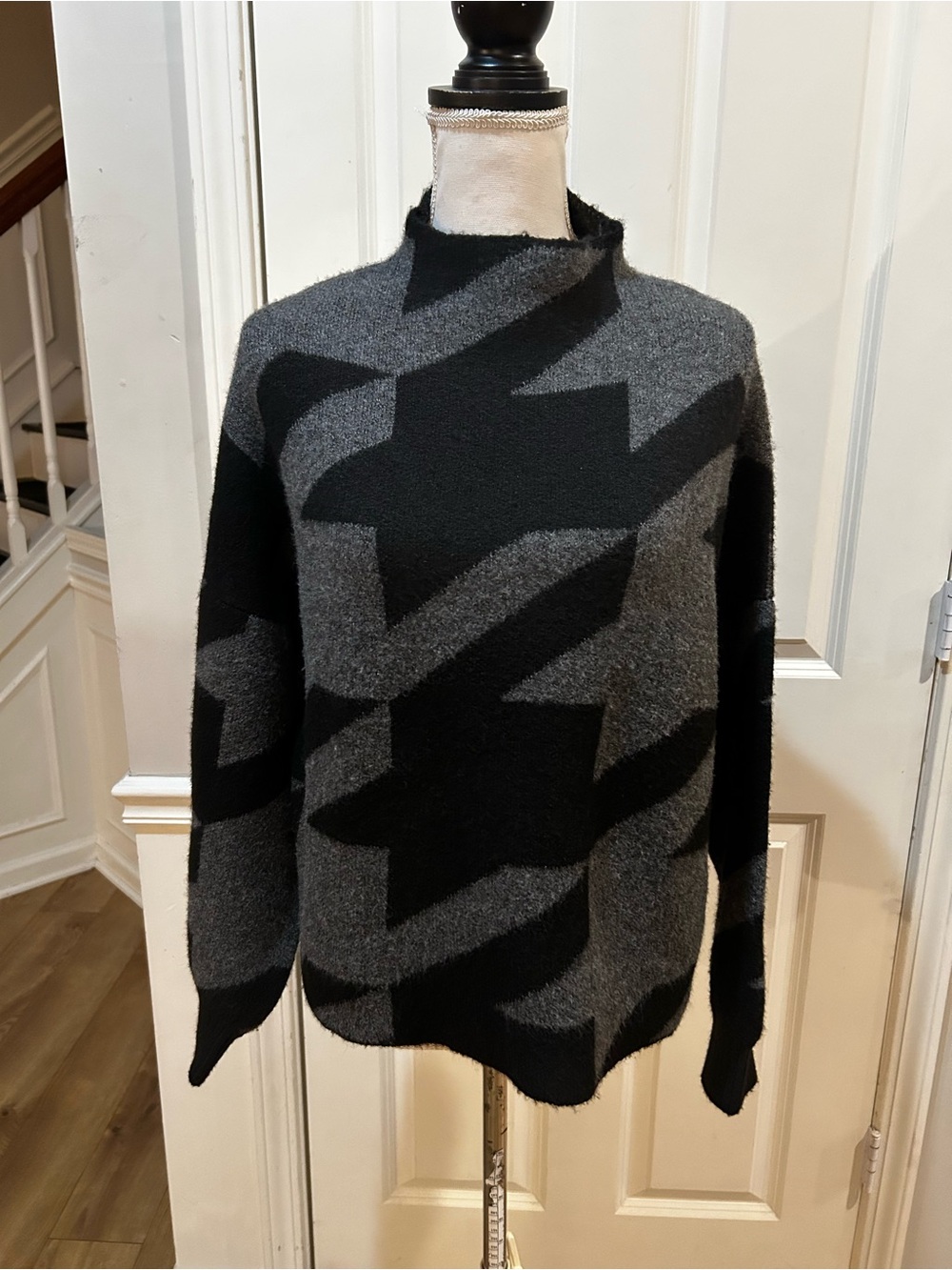 Evereve Women's Black and Gray Patterned Pullover Sweater medium
